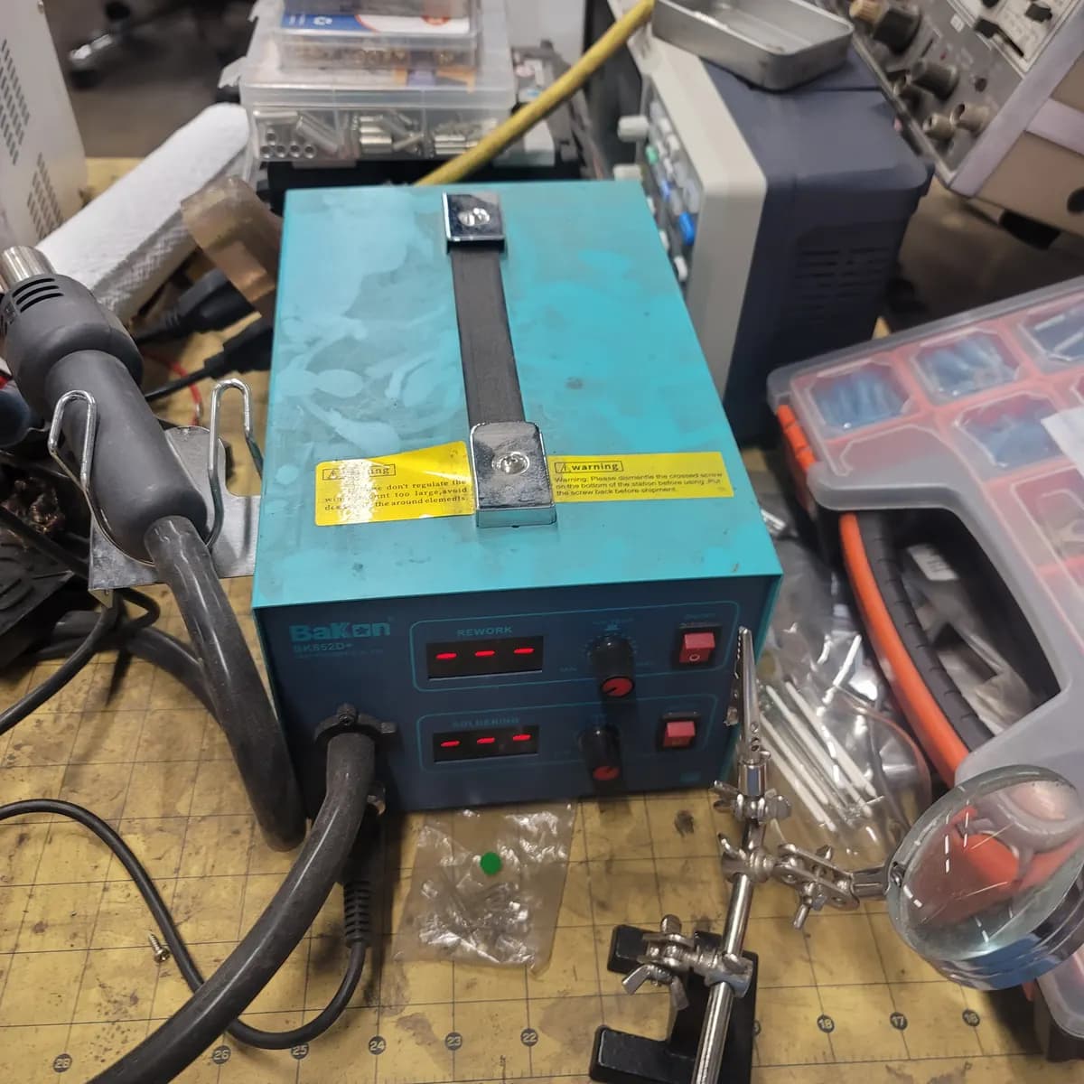 Bakon Soldering Station en Tarrant County Makerspace