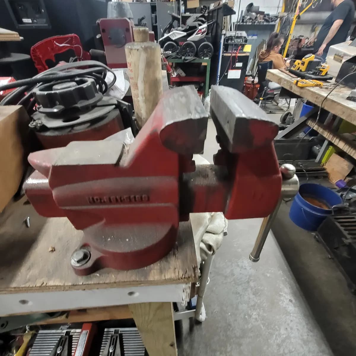 Shop Equipment Bench Vise (Large) en Tarrant County Makerspace