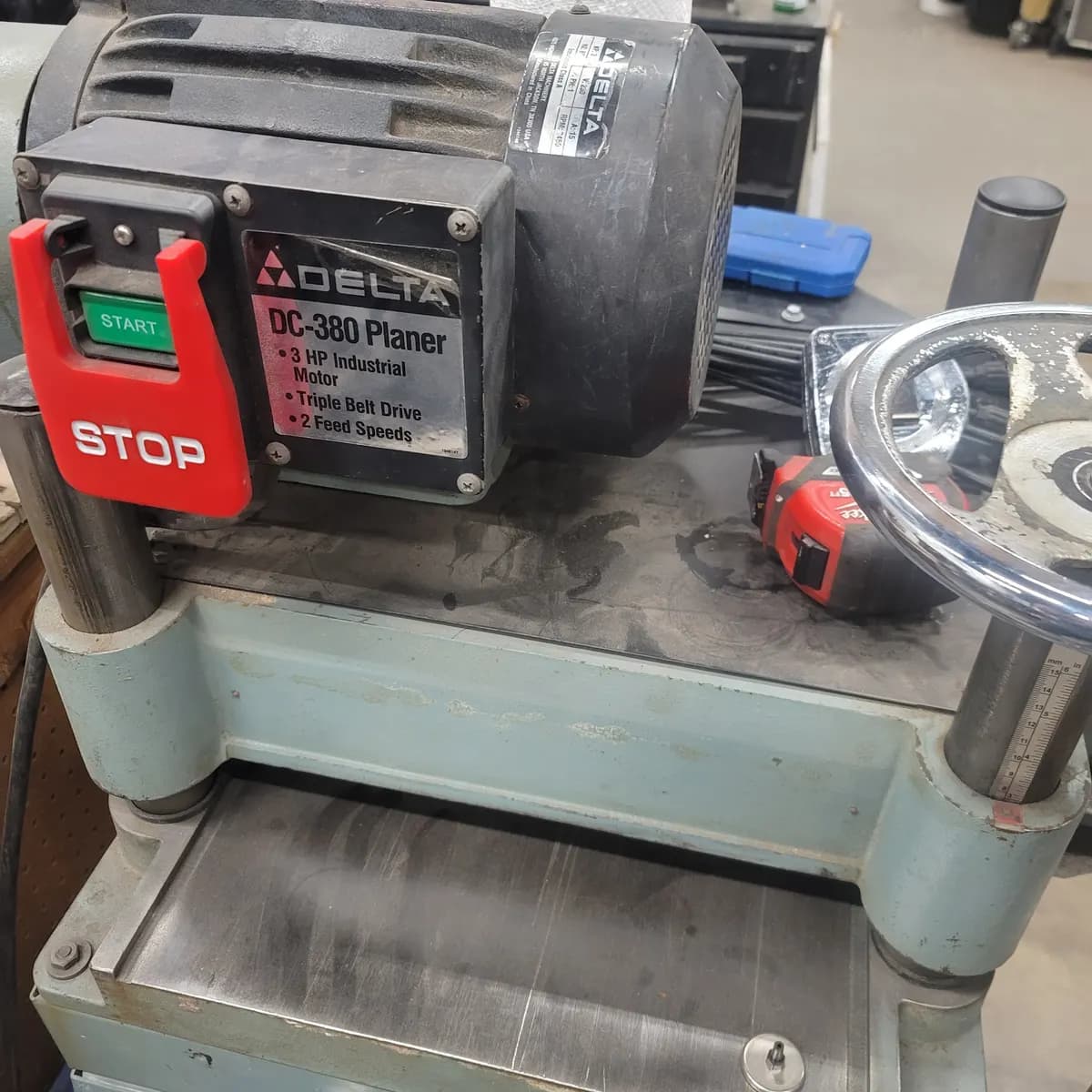 Delta DC-380 Thickness Planer en Tarrant County Makerspace