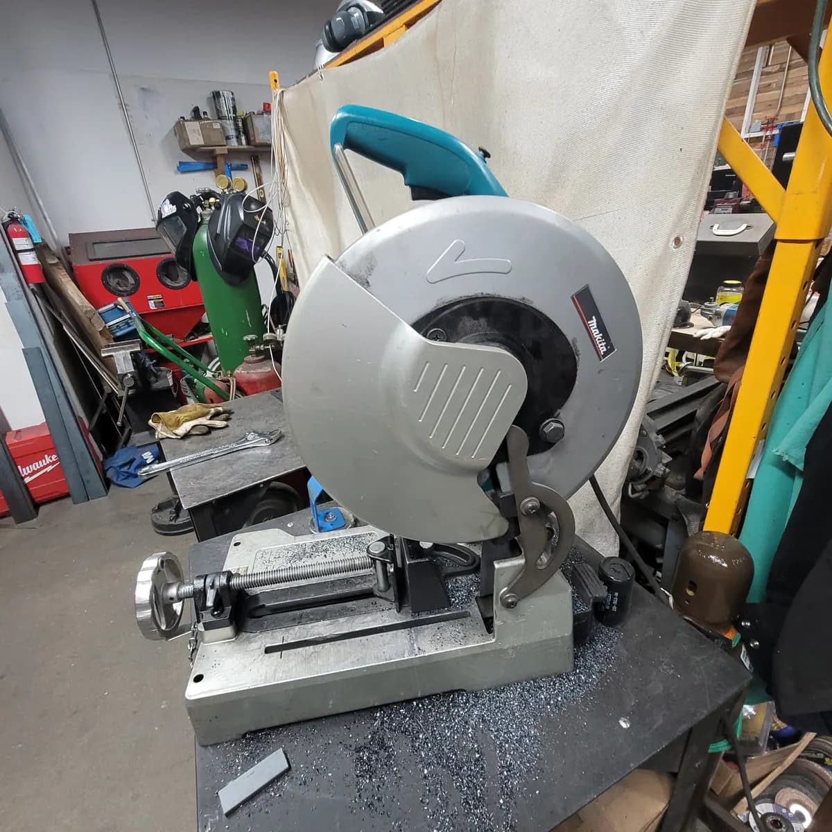 Makita 14" Metal Cut-Off Saw en Tarrant County Makerspace