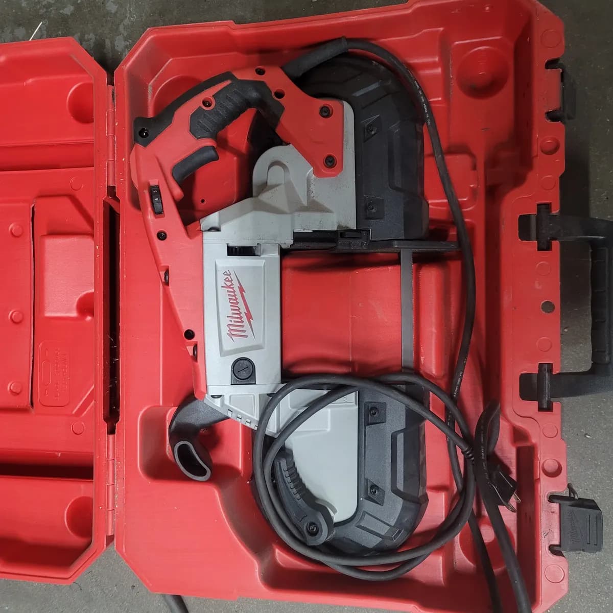 Milwaukee Portable Band Saw en Tarrant County Makerspace