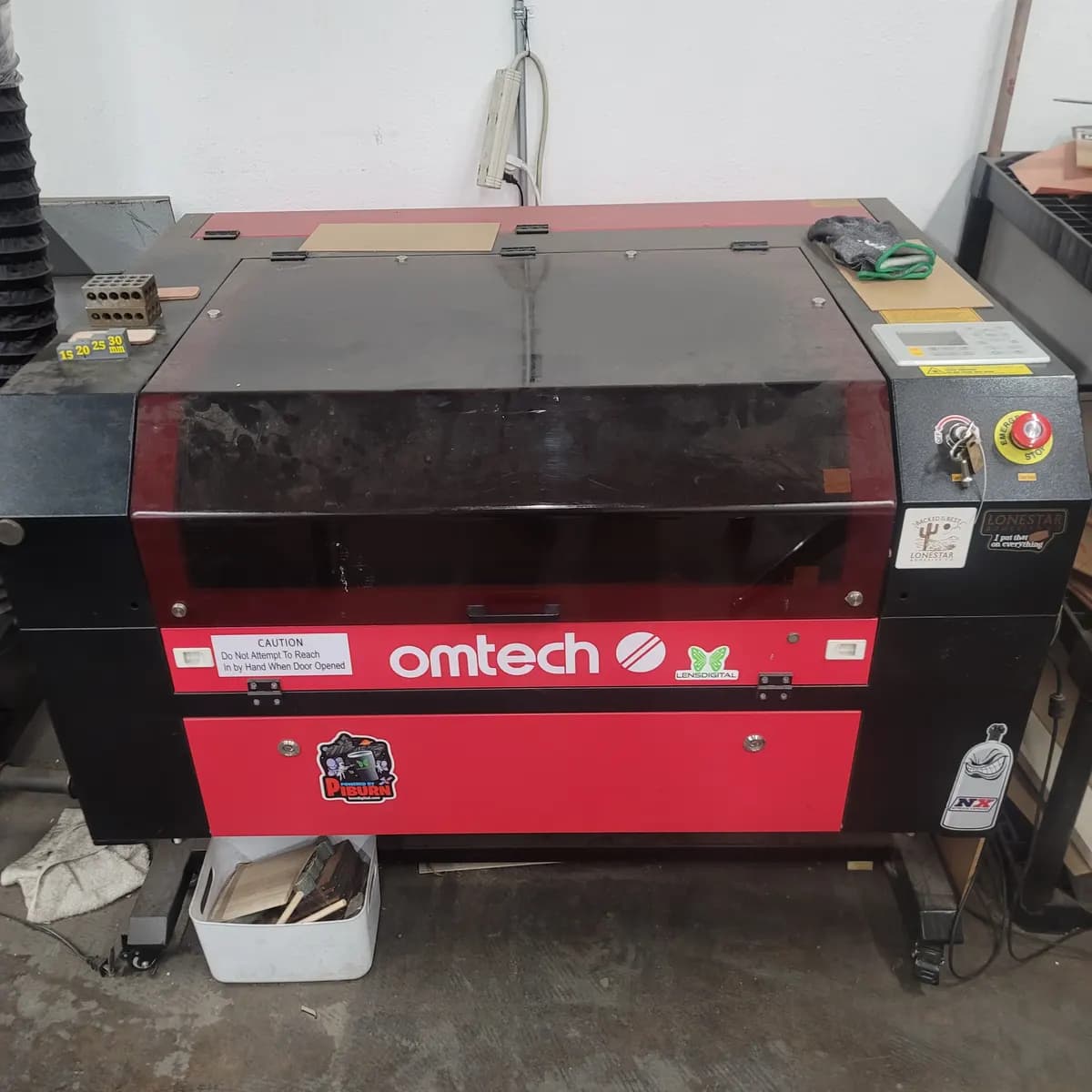 OMTech 60W CO2 Laser Cutter en Tarrant County Makerspace